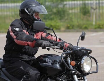 Motorscooter opleiding in nieuw jasje